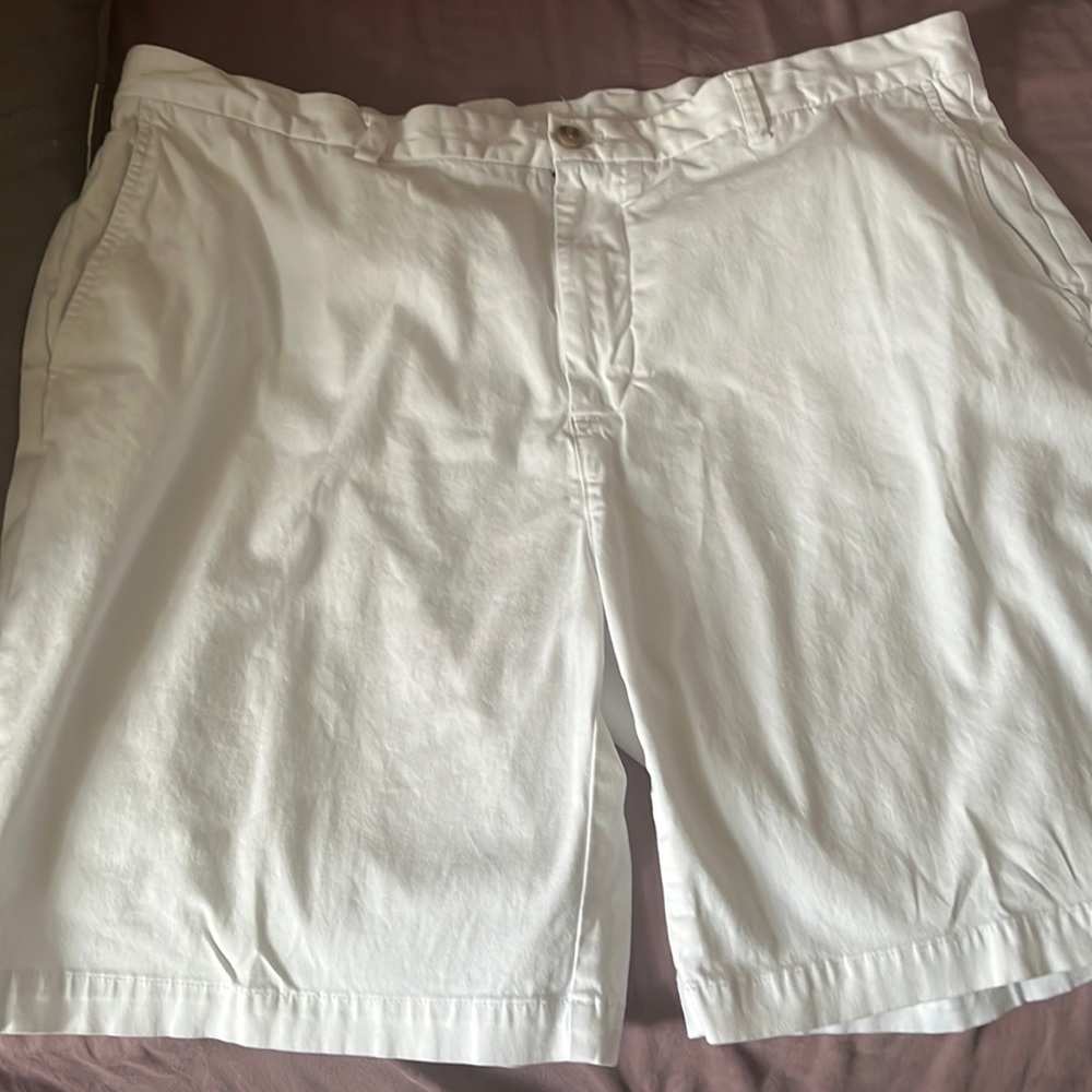 Vineyard Vines white shorts size 42